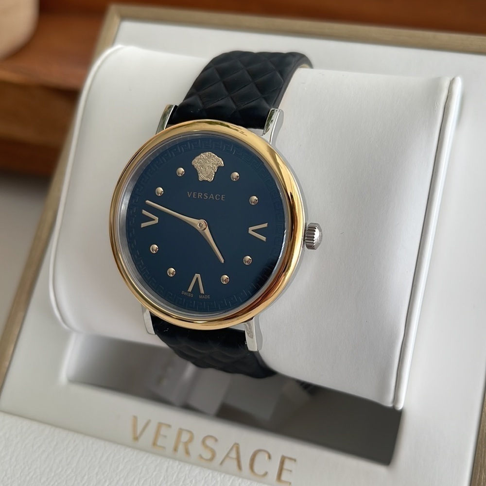 Versace
2-Hand Quartz Leather Strap
Watch, 36mm - Picture 4 of 13